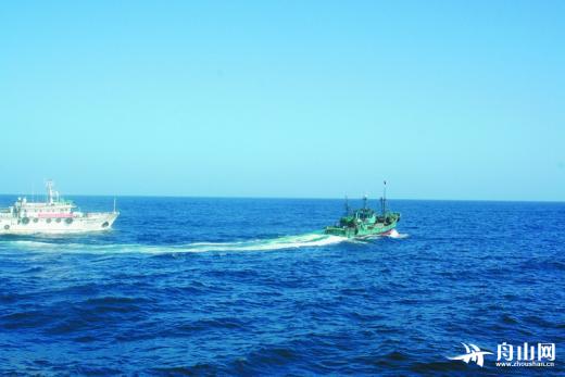 市海洋与渔业执法船在海上执法.